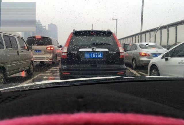 夫妻高速倒车遮挡车牌却还是收到违章罚单!网