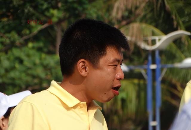 吃槟榔海南人的地方习俗要尊重,解决吐血红槟榔汁问题应集思广益