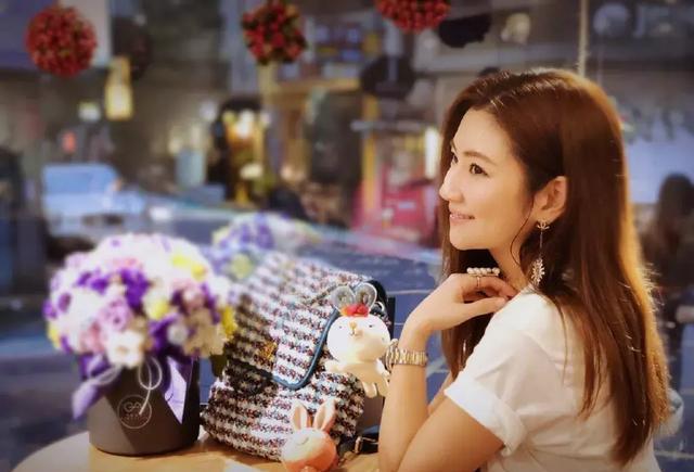 SHE出道17周年,一首歌唱歌无数人,网友:那是我