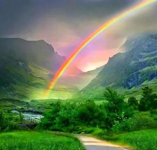 一抹彩虹挂在山间