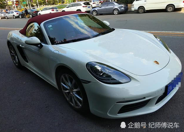 街头偶遇保时捷718，整个敞篷过程仅需10秒钟，光裸车就60万