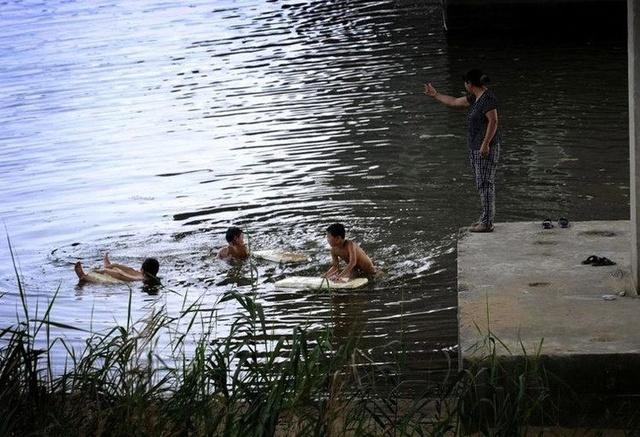 这个在农村,炎热的夏天,泡一泡太爽了,农村小河里的水是很凉的哦!