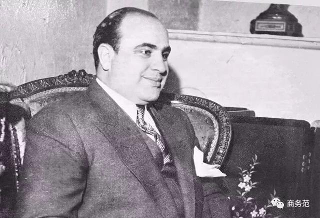 真正厉害的黑帮老大,穿定制西装戴百达翡丽,画