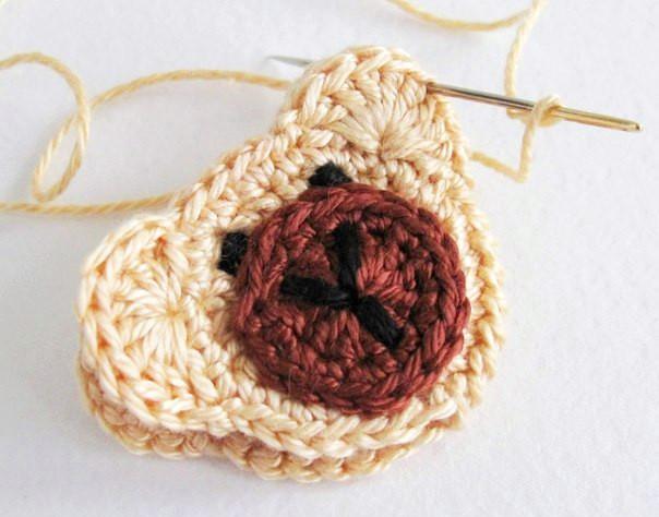 各种钩编图案、毯子、桌垫、胸针、花边带,每