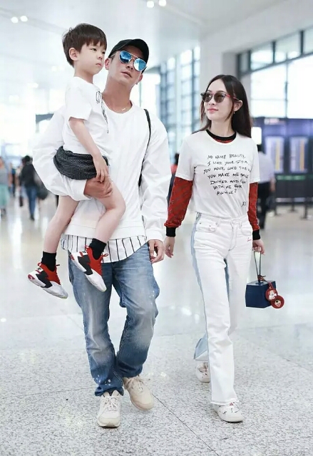 嗯哼才是被爱宠大的孩子,机场上他做了一件事