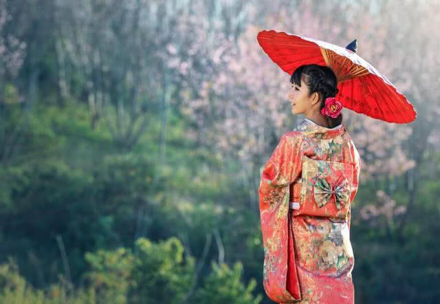 佳能70-200镜头怎么选择?F2.8还是F4?