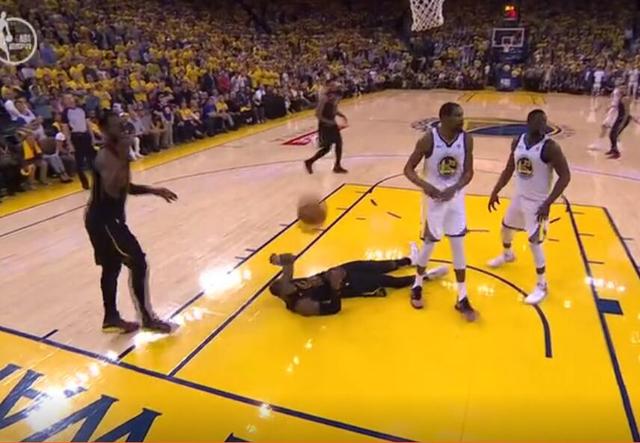 无语!最后4.7秒JR抢到篮板后开溜了,詹姆斯气