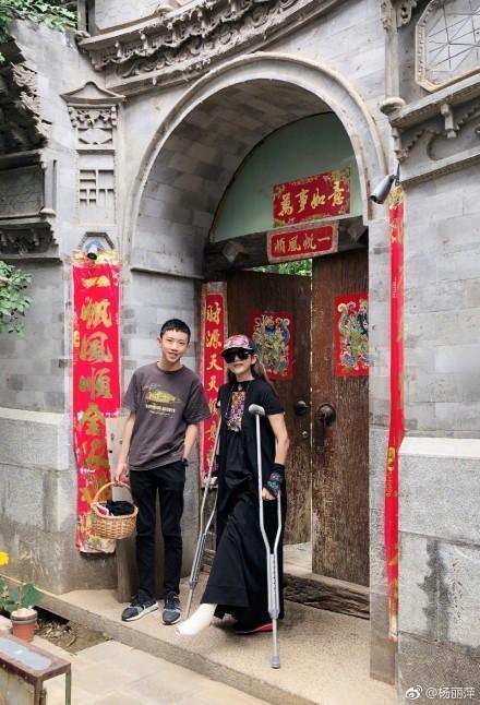 杨丽萍拄拐杖回乡，小彩旗素颜出镜模样清纯，表情有些严肃