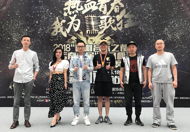 (左起:评委刘毅,曲靖站季军孟垠希,曲靖站亚军孟子