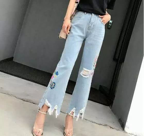 2018年春季,微喇牛仔裤正流行,搭配什么鞋子都