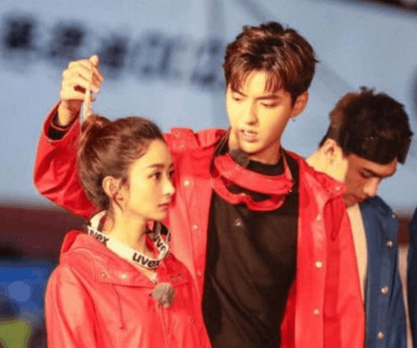 赵丽颖和吴亦凡合作拍广告被偶遇, 两人亲密互