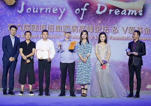 赵薇出席慈善活动,边开餐厅边做公益名利双收