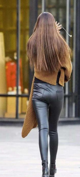 街拍:紧身皮裤成熟女人, 看见镜头很害羞, 这逆