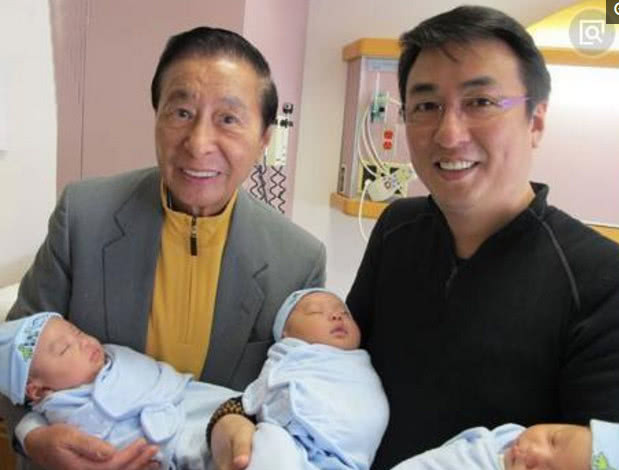 他是李兆基的长子，偷偷生下3个儿子，妈妈肯定很美