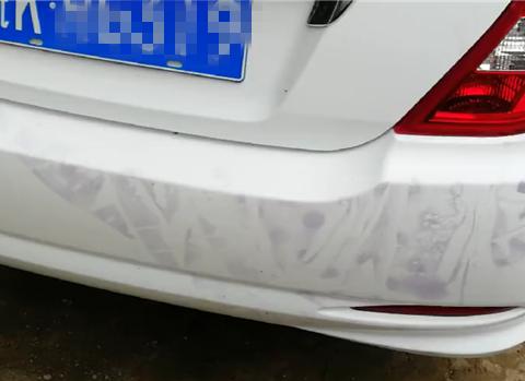 安徽一女子用被子盖住比亚迪F3，结果被子褪色后，车主欲哭无泪