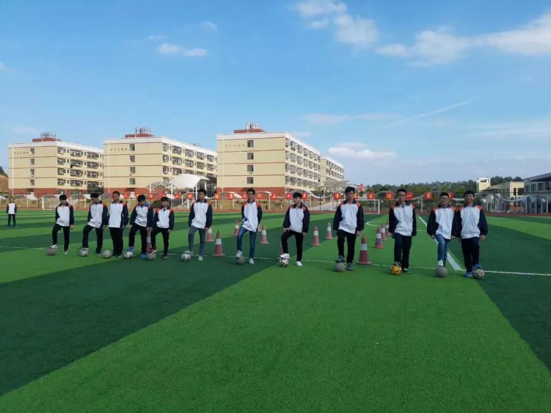 带球、转身、射门赣州出了一群足球小子!