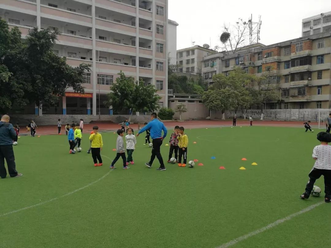 带球、转身、射门赣州出了一群足球小子!