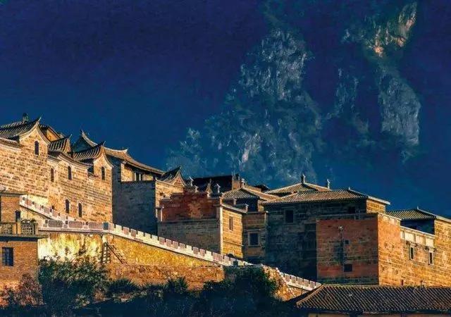 云南一个贫瘠的地方,却建起了数百栋欧式风格的房屋
