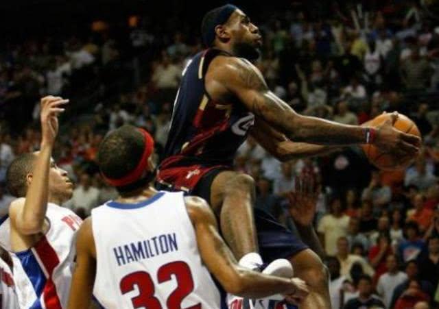 詹姆斯季后赛5大经典时刻,绝杀魔术大帽一哥,