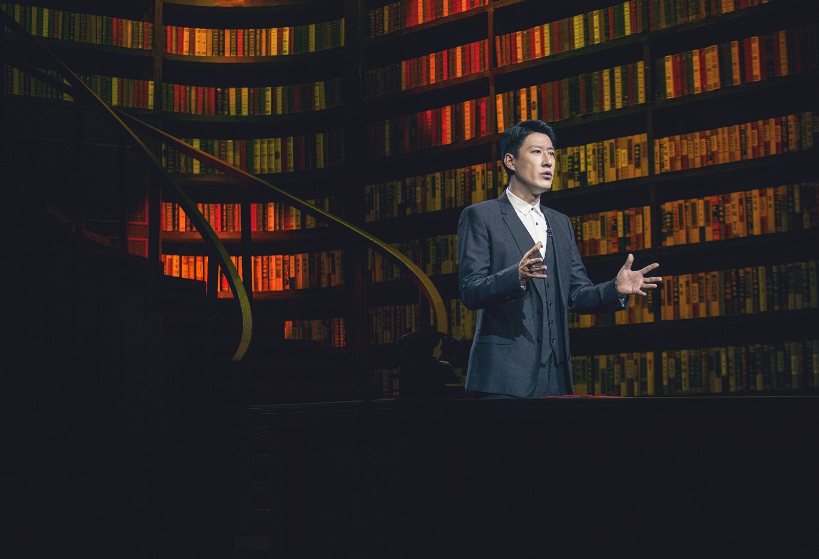 于震主讲《国家记忆》 声情并茂还原大国往事