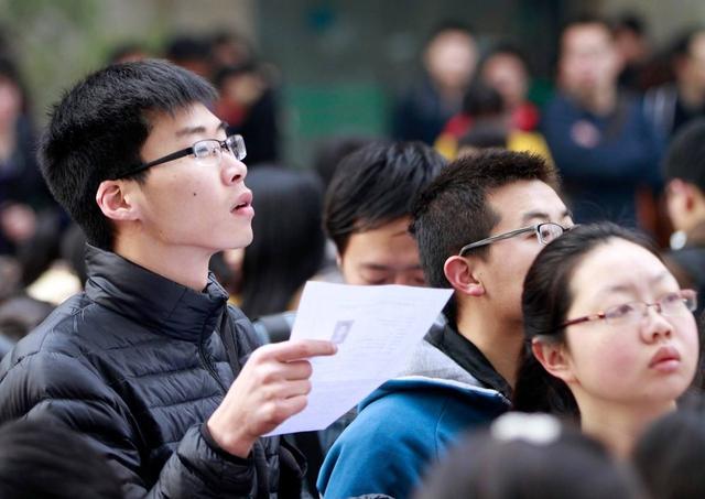 大学这5个专业最适合考公务员,考上了就是铁饭