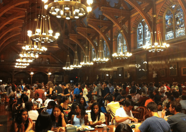 哈佛大学豪华食堂,跟进入宫殿一般,无人打饭全是自助!