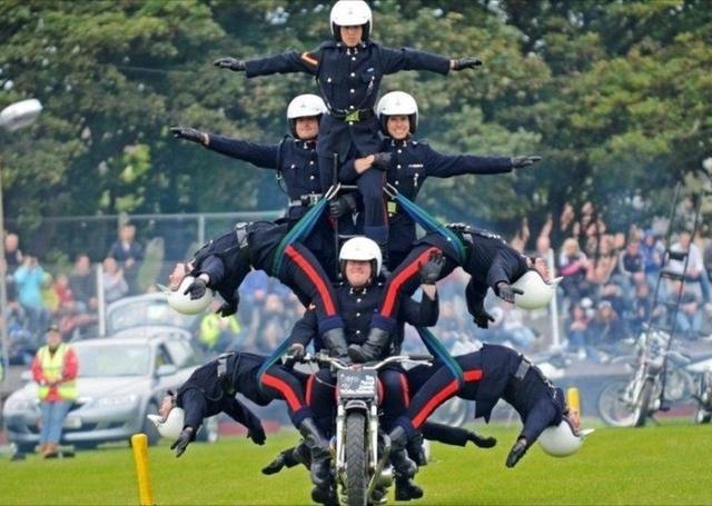 印军摩托车队再创记录!为什么印度热衷在国庆阅兵中表演叠罗汉?