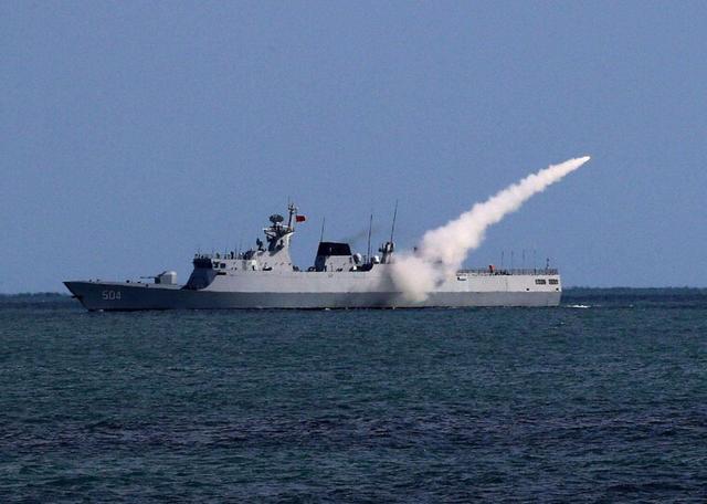 大批战舰集结东海,054A突然向056发射导弹,巨