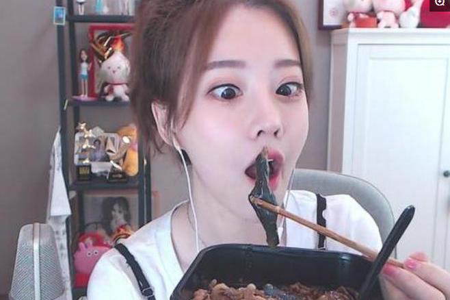 冯提莫回应会计门:主播并不乱,身正不怕影子