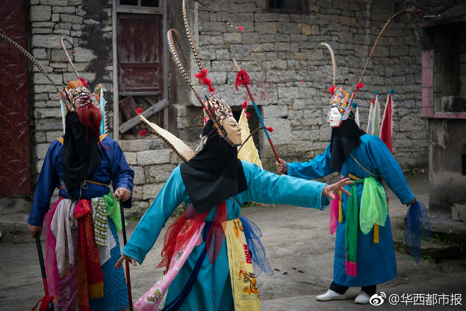 在贵州安顺,66岁的杨正经已经雕刻了38年地戏面具