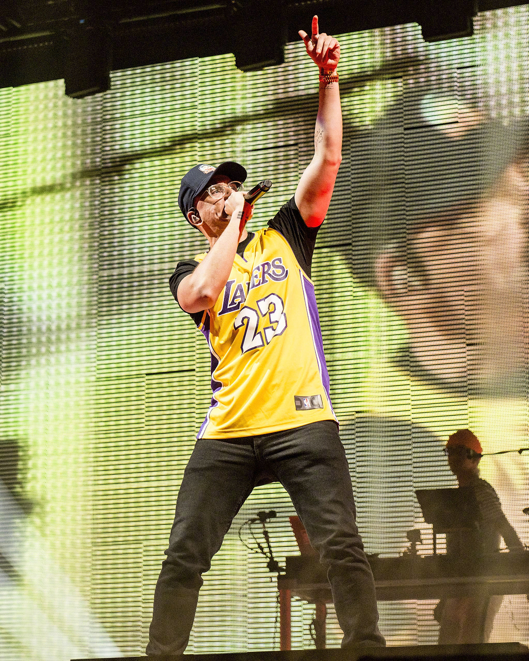 美国说唱歌手Logic在表演时穿上了老詹的湖人23号球衣!