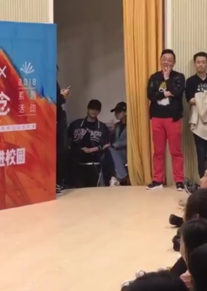 搞笑脱口秀偶遇戚薇许嵩 戚薇许嵩为什么叫断臂之交