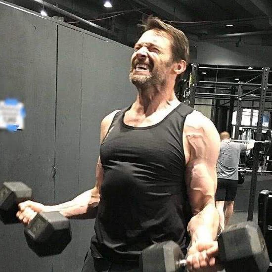 超级英雄演员健身举铁,个个八块腹肌,而他却