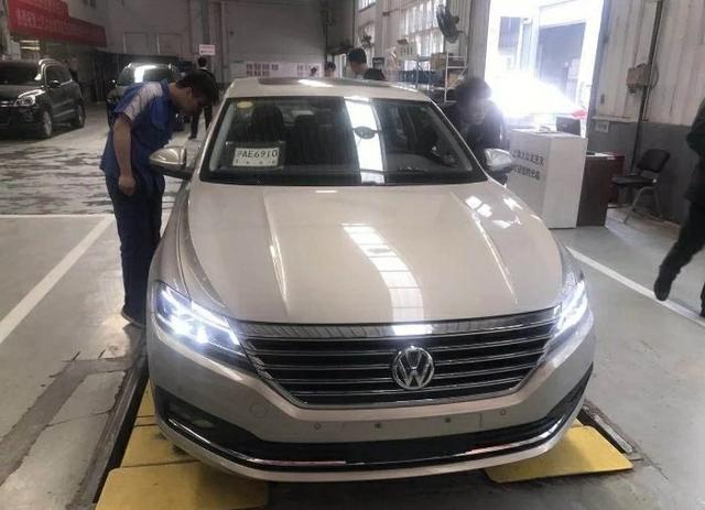 大批大众全新朗逸Plus到店卸车