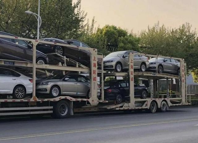 大批大众全新朗逸Plus到店卸车