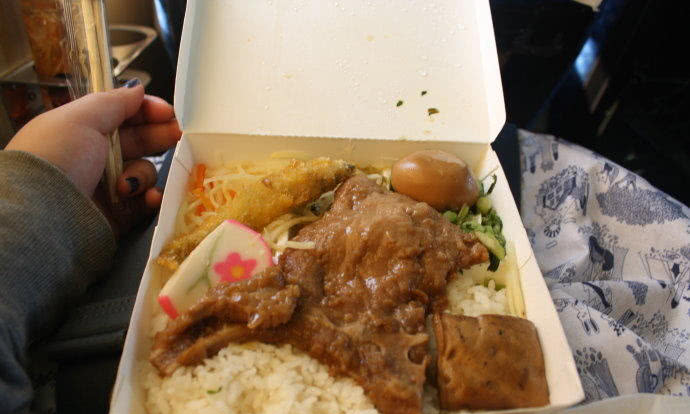 台湾女孩坐高铁,30块钱买了一份高铁便当,打开