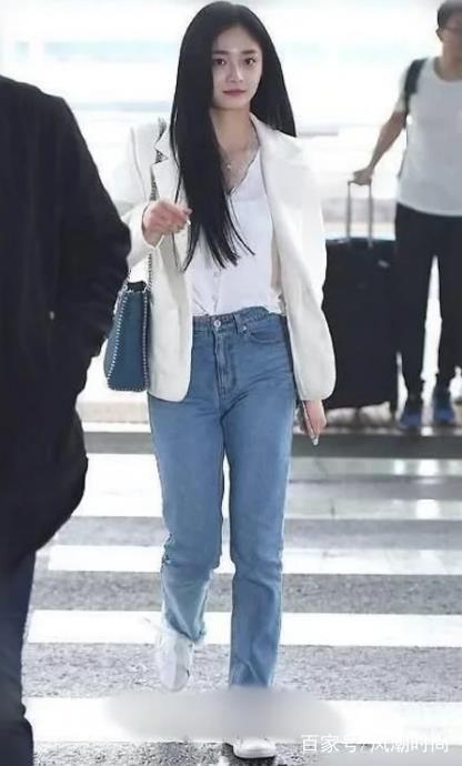 周洁琼腿是有多粗?直筒裤穿成紧身裤,网友:放