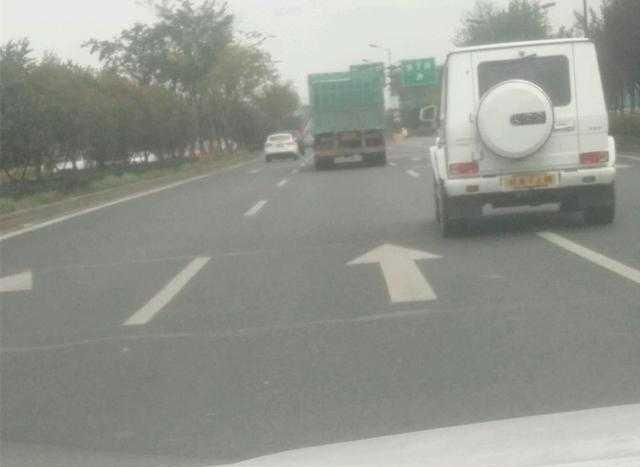 奔驰G级越野车挂“黄牌”车主太任性了