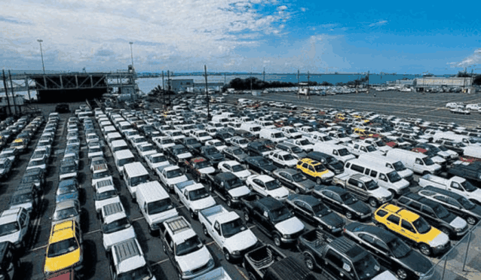 库存停满仓库, 降价还是卖不动, 消费者在观望, 4S店却想哭了!