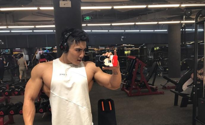 练就胸肌腹肌人鱼线, 蜕变成生猛小公马, 做私教学员排队