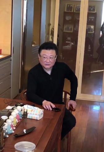 前央视主持王宁近照苍老不少，接受采访曝金龟子的家庭地位