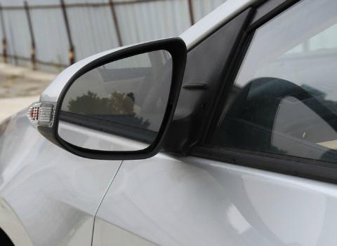 想买一款省油的车不一定考虑卡罗拉，这款车一样有颜值有实用性