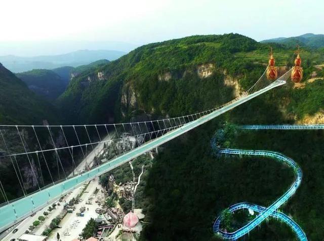 惊险刺激的玻璃栈道落户昆明青龙峡 在峡谷高