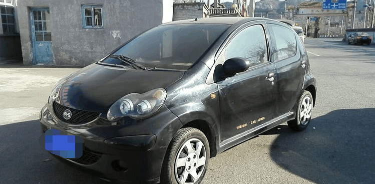 小伙花1万买辆比亚迪F0, 女同事试驾一开车门真是尴尬