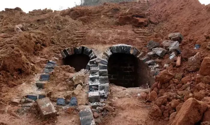 小何觉得很好奇,从挖掘机上下来,发现自己竟然在无意中挖到了一个青砖