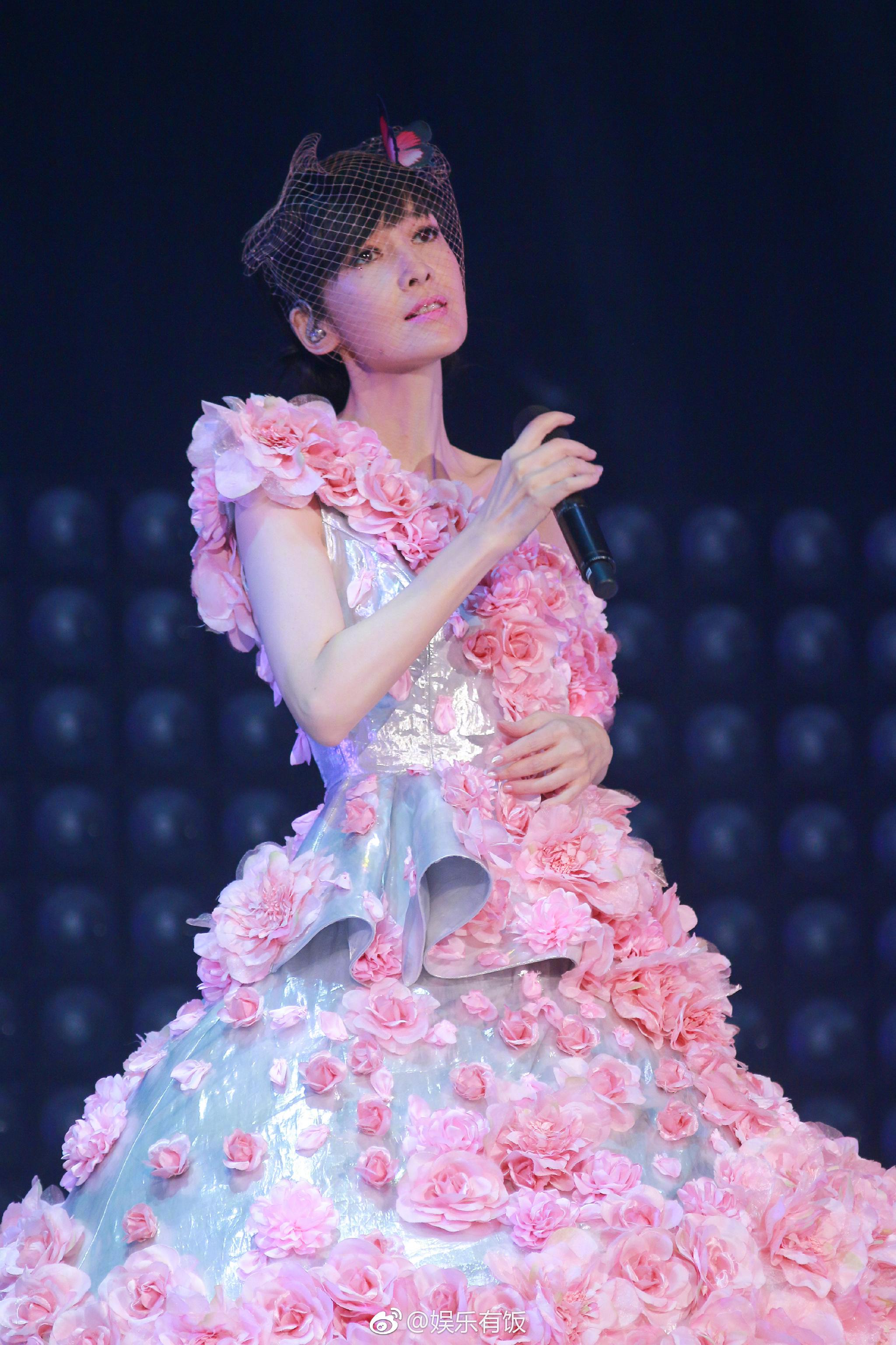 51岁周慧敏一袭粉色仙裙,完美神颜不减当年,不愧是不老女神图片