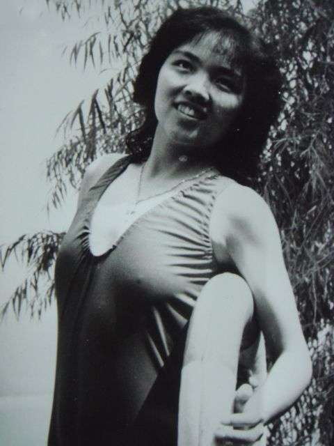 80年代老照片:照片上这位穿着泳装照的女子是80年代的一位女性,那
