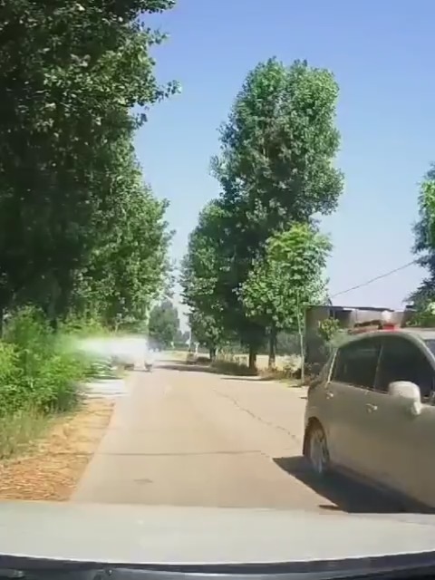 都说多少遍了，骑电动车不要玩手机，就是不听…  ​