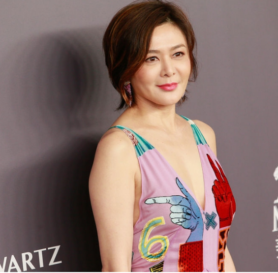 关之琳以一袭深V礼服亮相某慈善活动，这位大妈气质真好!