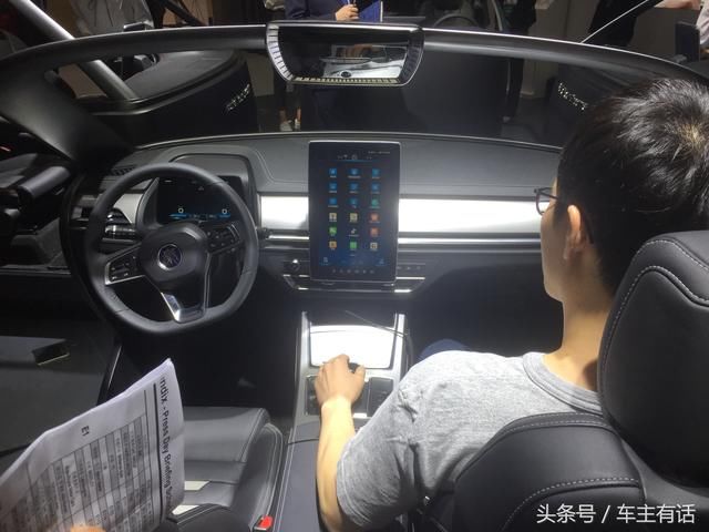 2018北京车展,比亚迪中控屏幕玩出新花样,斗地